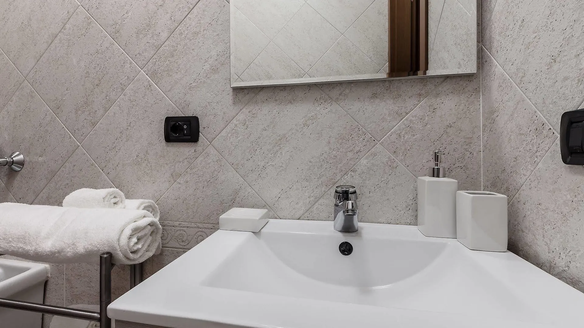Suitelowcost Donatello Milan 0*,